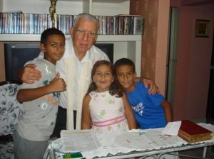 Pe. Victório e netos: Victório Henrique, Victória Maria e Víctor Henrique