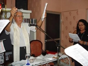 Pe. Victório H. Cestaro,  Celebrante jubilado, no início do Rito Litúrgico,  tendo ao lado sua esposa, Ilza Maria