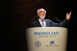 la reina entrega los premios FAOS A JOSE ESQUINAS